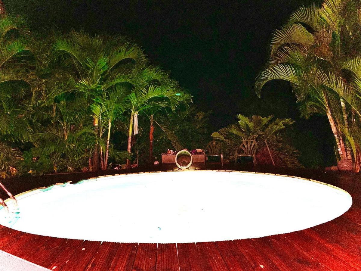 LODGE PAMPLEMOUSSE avec PISCINE privative , dans parc calme à 500 m plage Le Carbet Esterno foto