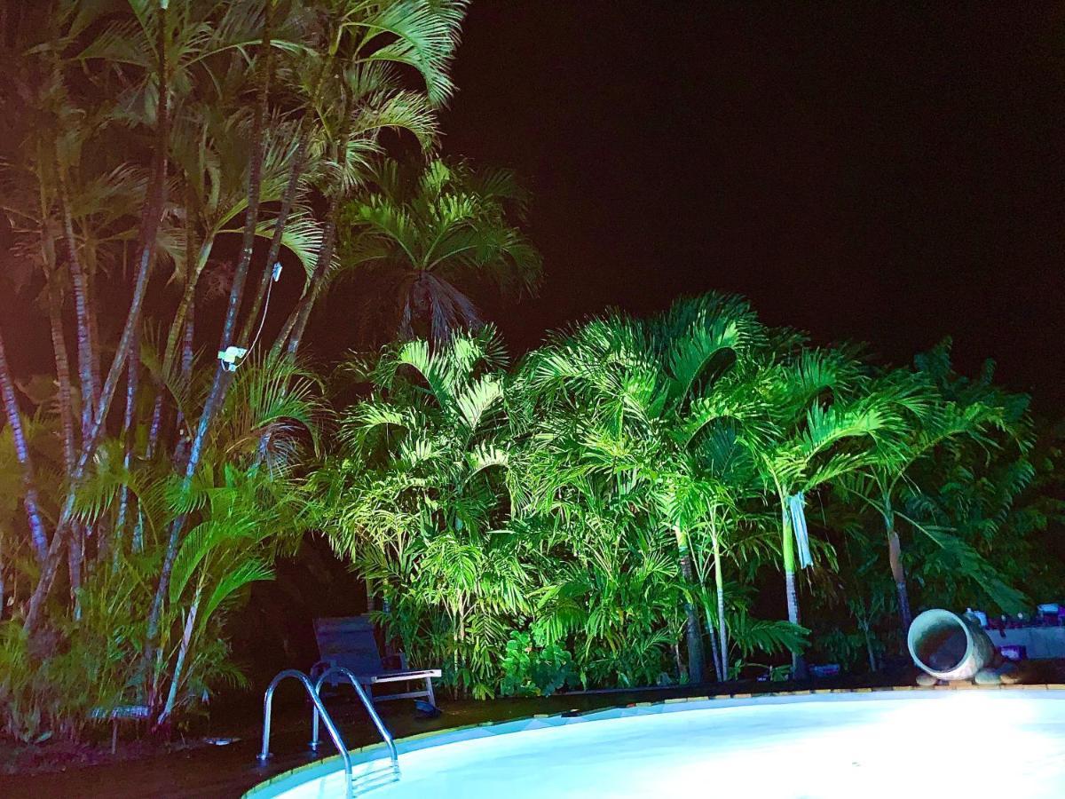 LODGE PAMPLEMOUSSE avec PISCINE privative , dans parc calme à 500 m plage Le Carbet Esterno foto